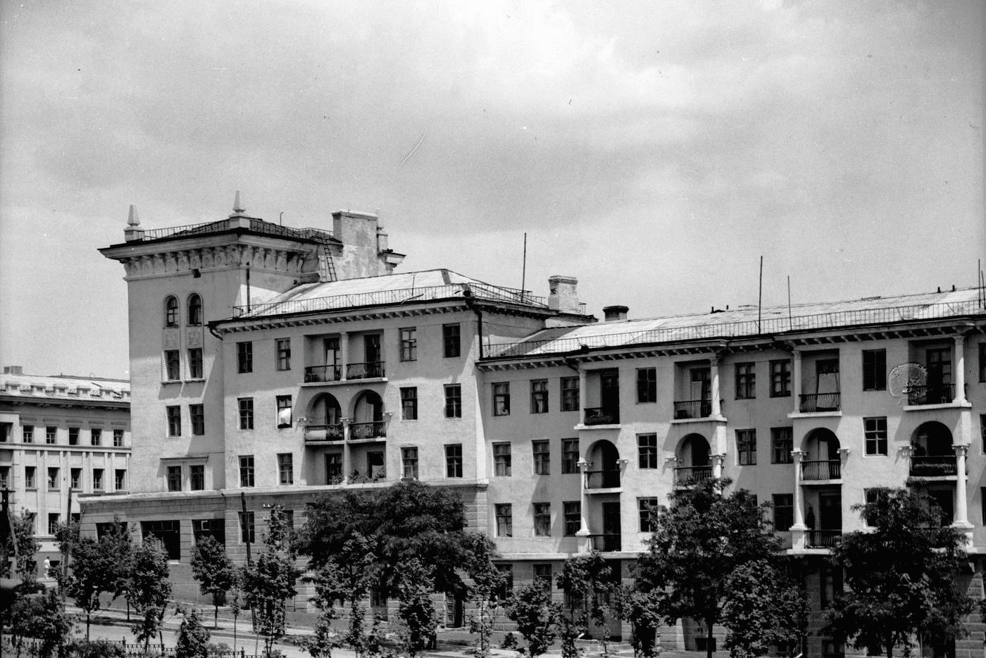 Евгений Халдей. Донецк, жилой дом на Комсомольском проспекте, 1954.