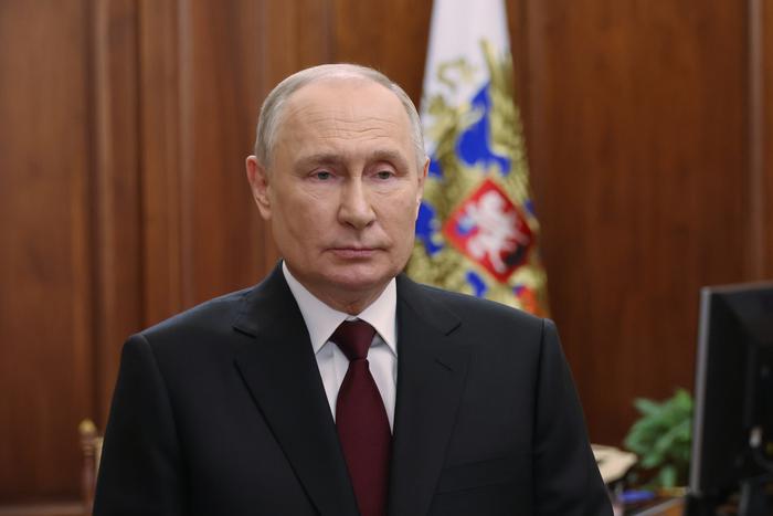 Президент России Владимир Путин поздравил сотрудников органов безопасности с праздником