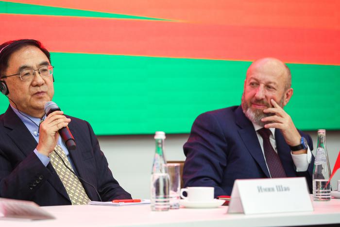 Медики из Пекина и Москвы вместе защищают мир. Специалисты, которые добились больших успехов в борьбе с ВИЧ-инфекцией