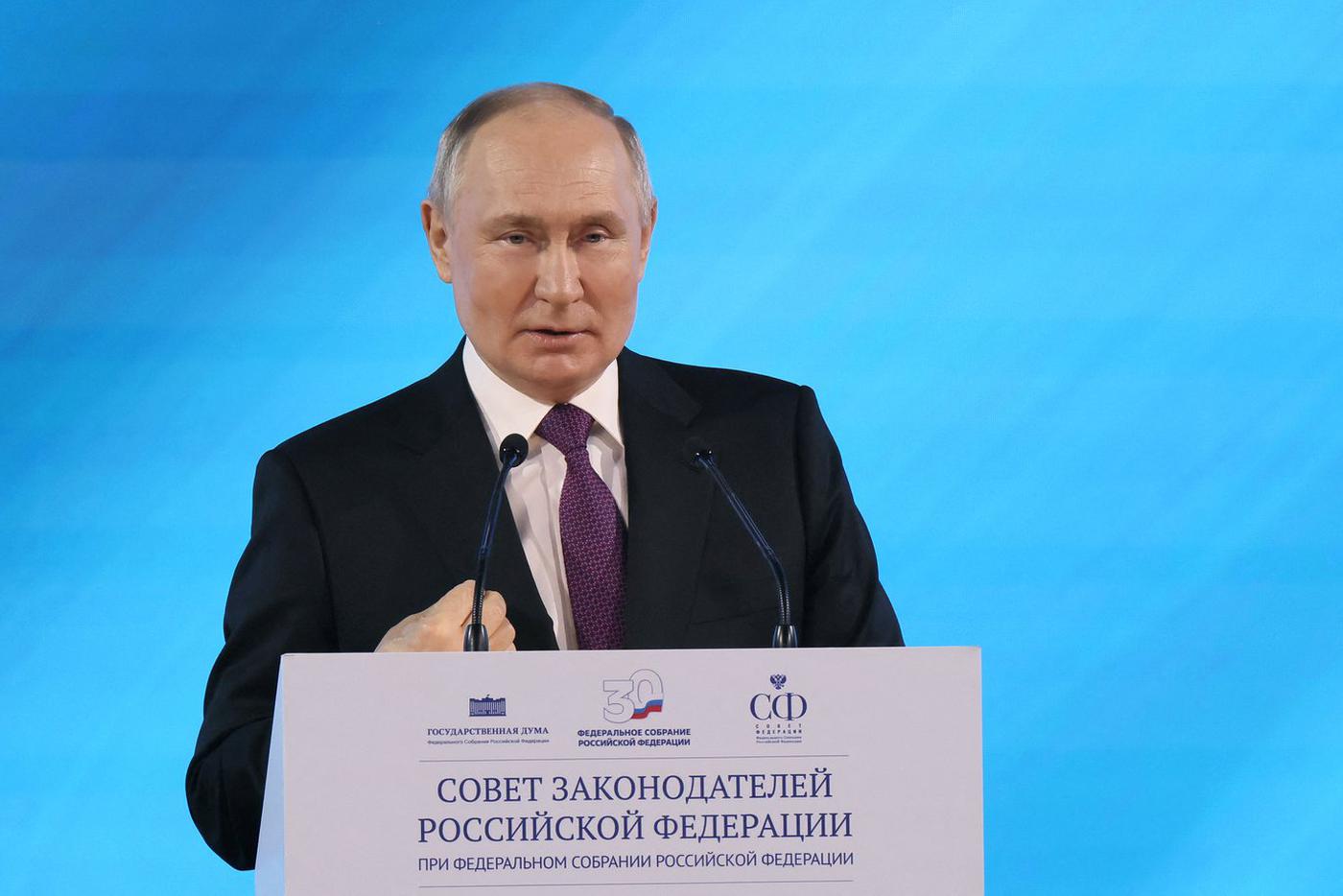Путин поздравил парламентариев с 30-летием Федерального собрания