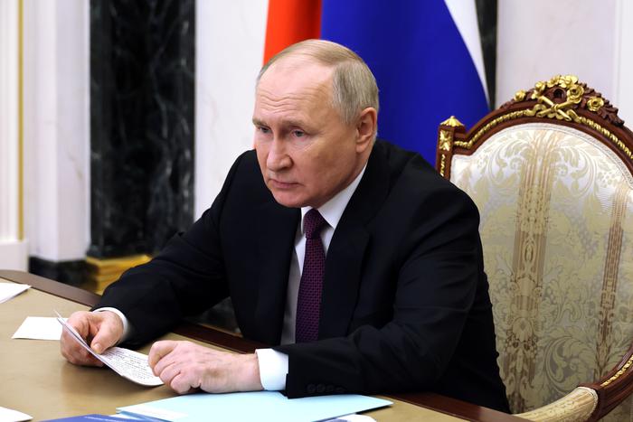 Владимир Путин поручил организовать работу по формированию электронных повесток