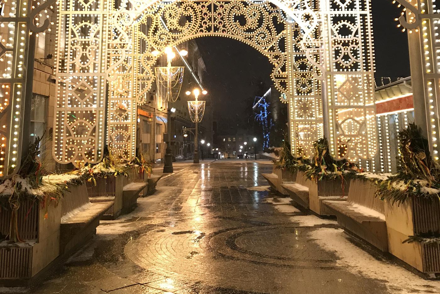 Собянин рассказал, как торговые центры, рестораны и кафе украсили к Новому году