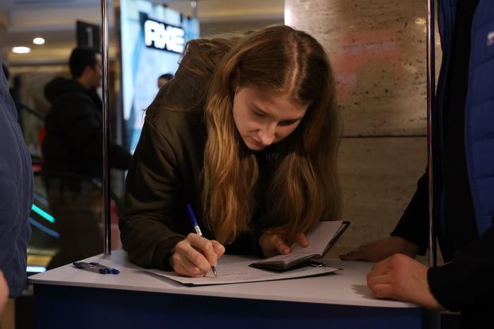 В Москве открылось 50 пунктов сбора подписей в поддержку Владимира Путина на выборах