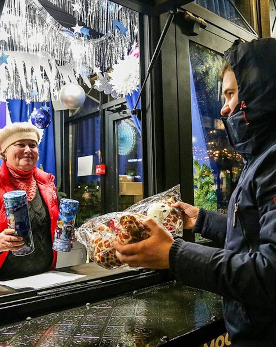 В Новый год на площадках "Московских сезонов" можно не только развлечься, но и сделать доброе дело – и помочь тем, кому сейчас это нужно