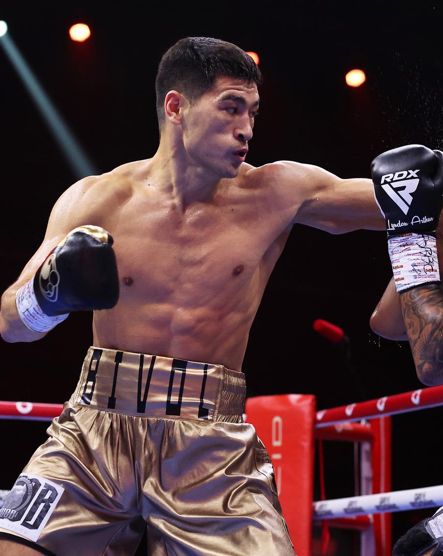 Российский боксёр Бивол победил англичанина. Теперь он может встретиться с соотечественником