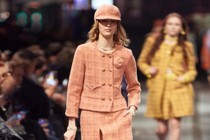 "Персиковый пух" в гардеробе: с чем носить главный цвет 2024 года