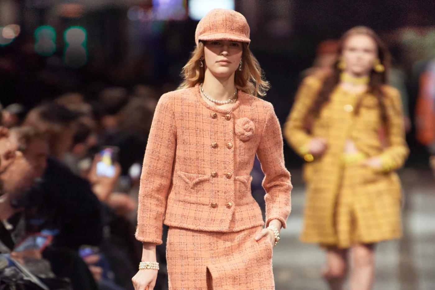 "Персиковый пух" в гардеробе: с чем носить главный цвет 2024 года