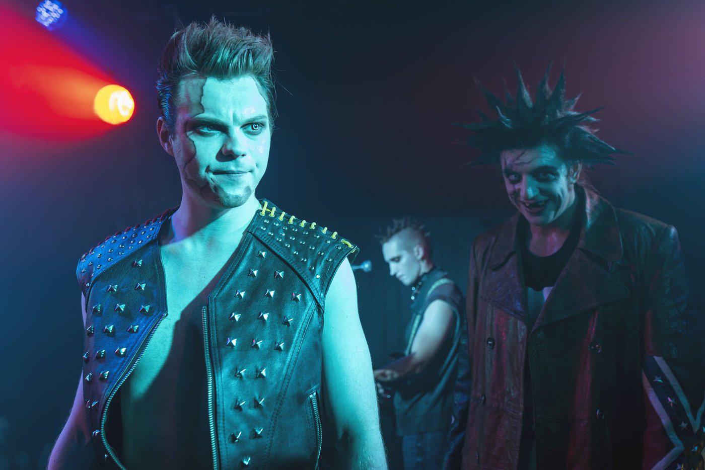 2. "КОРОЛЬ И ШУТ" . Биографический сериал рассказывает о становлении культовой панк-группы, о тернистом пути к успеху, непростых взаимоотношениях музыкантов, а также о трагической смерти фронтмена Михаила Горшка Горшенёва. В РОЛЯХ: Константин Плотников, Влад Коноплёв, Евгений Ткачук, Валери Зоидова, Даниил Вахрушев.