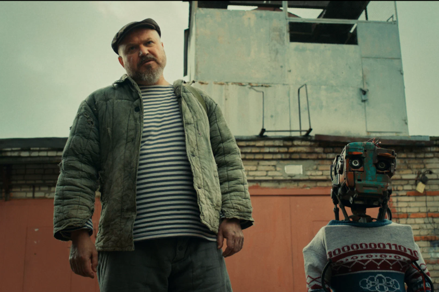 4. "КИБЕРДЕРЕВНЯ". 2100 год. Николай счастливо живёт с семьёй в кибердеревне на Марсе. Он спокойно ведёт роботизированное хозяйство, пока на планету не прилетает руководитель огромной корпорации Барагозин, который хочет построить на месте деревни новый завод. В РОЛЯХ: Сергей Чихачёв, Григорий Скряпкин, Сергей Бурунов, Влада Лукина.