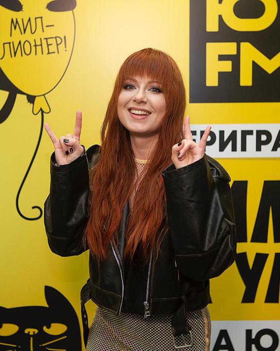 Российские звёзды и чёрный котик зажгли на празднике "Юмор FM"