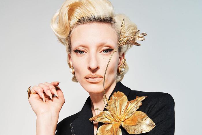 Наскучила старая вещь? Украсьте её броской крупной брошью