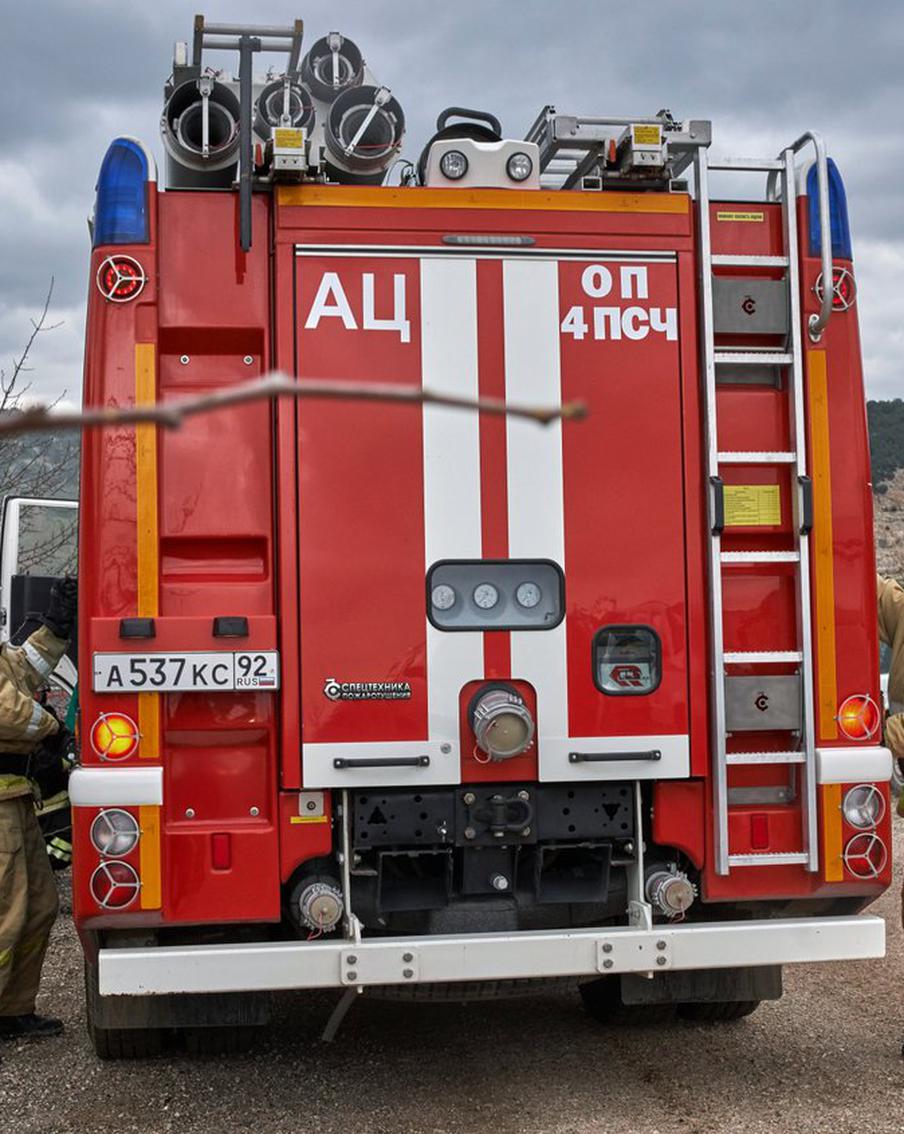 В Феодосии потушили пожар на месте атаки ВСУ