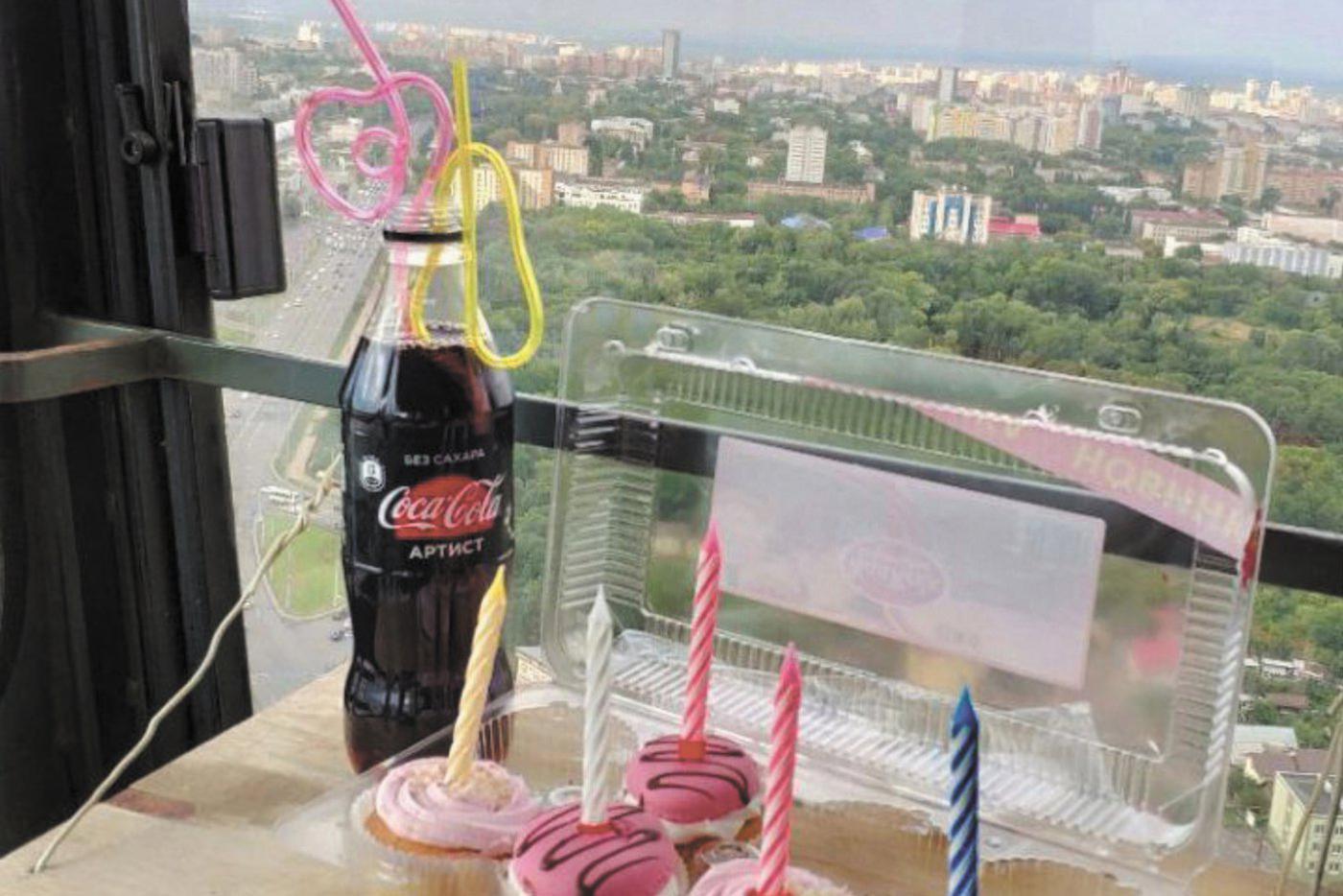 Однажды коллеги поздравили Елену, купив ей кока-колу с надписью "Артист" и 8 пирожных. Девушка любит, когда бригада попадается с чувством юмора.