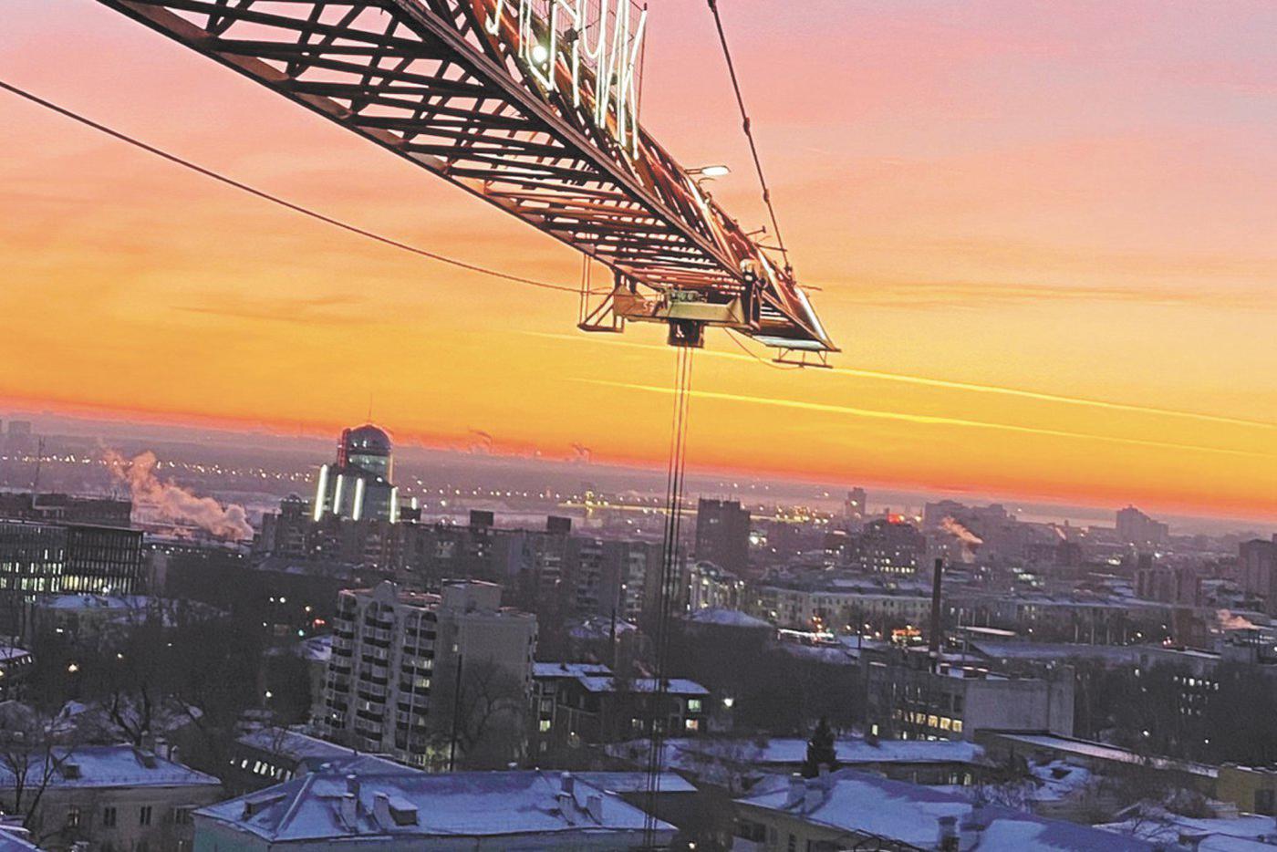Вечером Елена наслаждается закатом из своей кабины. Весь город как на ладони! Из-за таких видов, наверное, не хочется домой возвращаться.