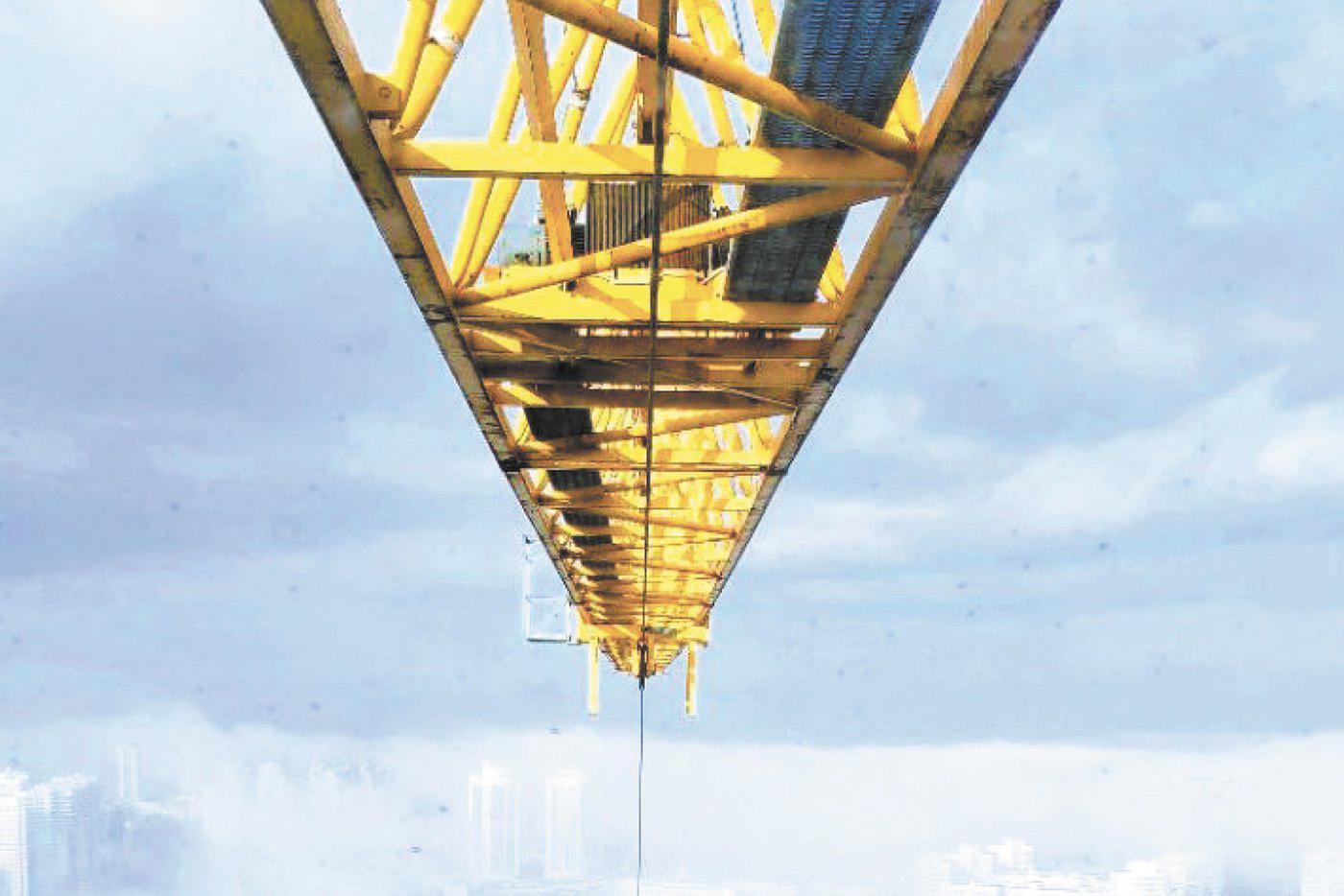 Иногда во время рабочего дня можно расслабиться, вытянуть ноги и просто помечтать. Правда, такие моменты бывают не так часто, как хотелось бы Елене.