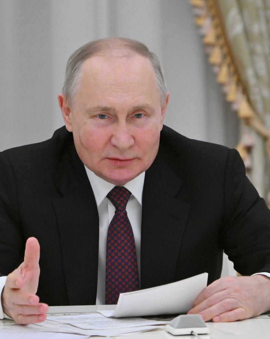 Путин поздравил сотрудников МЧС России с Днём спасателя