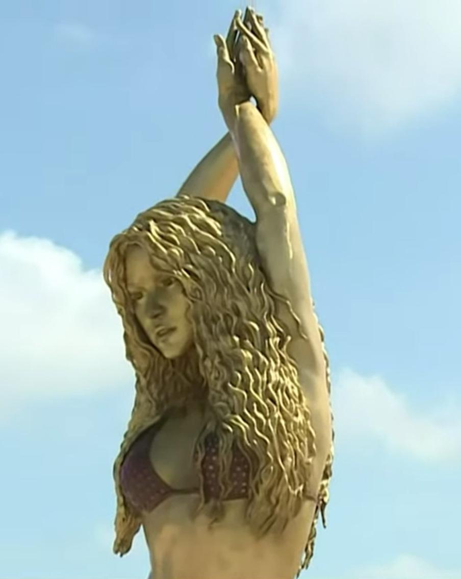 В честь певицы Шакиры в её родном городе открыли скульптуру