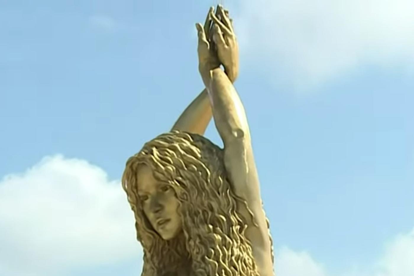 В честь певицы Шакиры в её родном городе открыли скульптуру