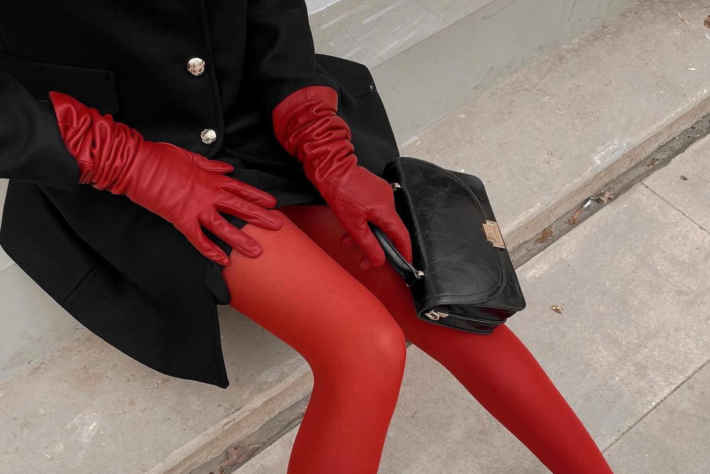Красные колготки – зимний тренд, который носят все модные блогеры