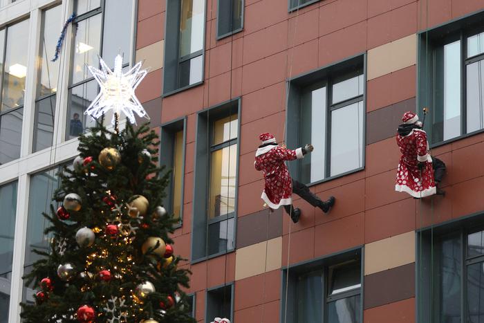 Деды Морозы спустились на тросах: юных пациентов Морозовской больницы поздравили с размахом