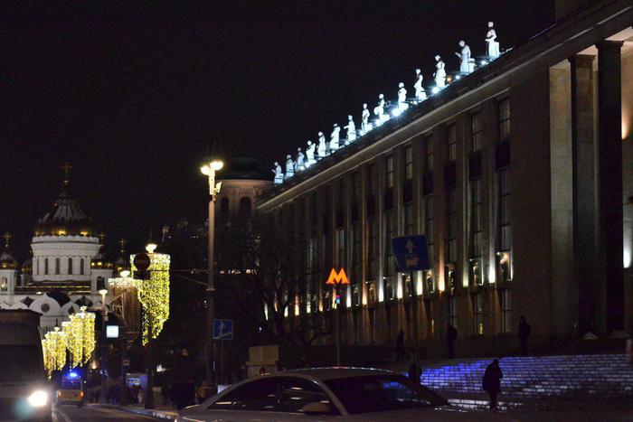 На Ленинку вернули её символ: с легендарных скульптур сняли деревянные "домики"