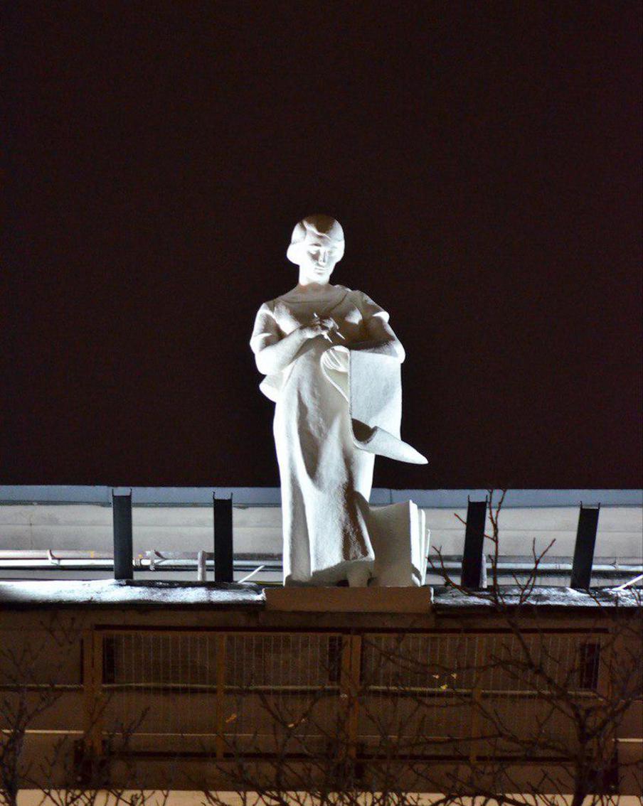 "Девушка со свитком". Скульптор Е.А. Янсон-Манизер.