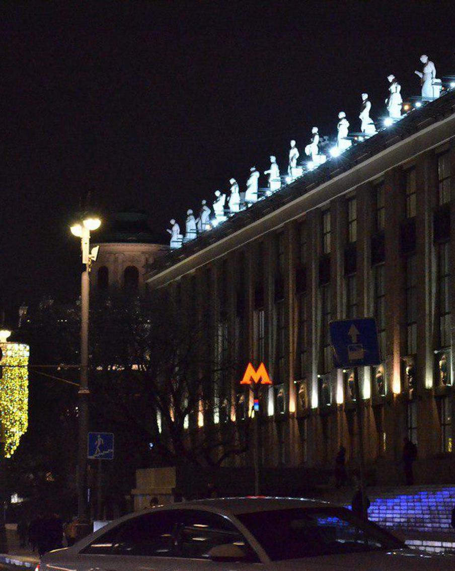 На Ленинку вернули её символ: с легендарных скульптур сняли деревянные "домики"