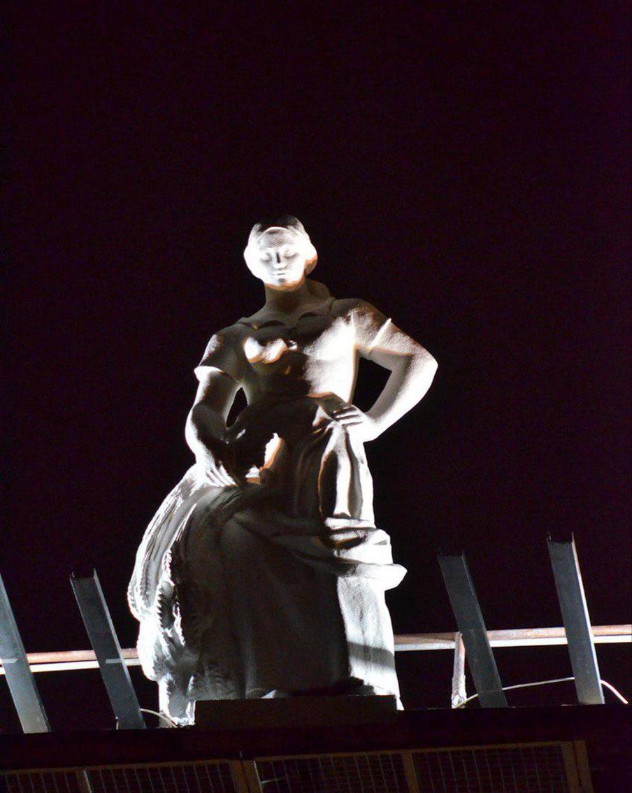 "Колхозница". Скульптор Н.В. Крандиевская.