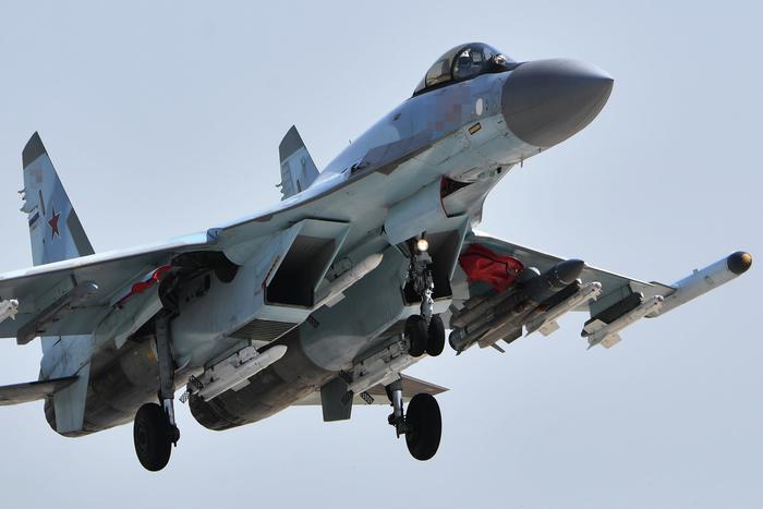 Истребитель Су-35 отогнал от российских бомбардировщиков самолёты ВСУ