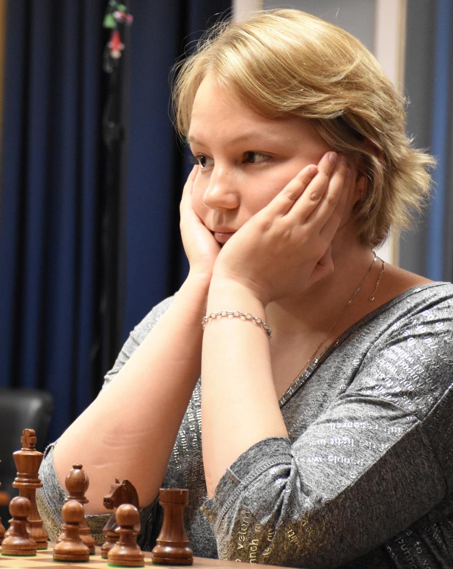 "Такое ощущение, будто по пальцам молотком били": российская шахматистка с неизлечимой болезнью выиграла чемпионат мира