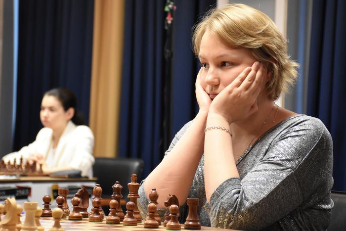 "Такое ощущение, будто по пальцам молотком били": российская шахматистка с неизлечимой болезнью выиграла чемпионат мира