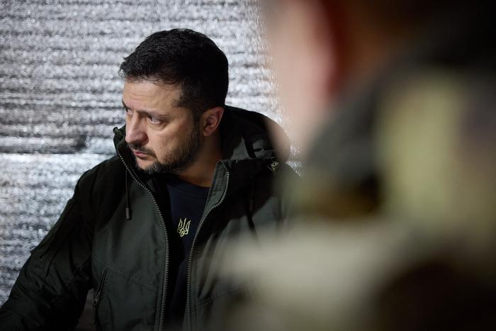 Зеленский предложил украинцам выбрать между отъездом с Украины и службой