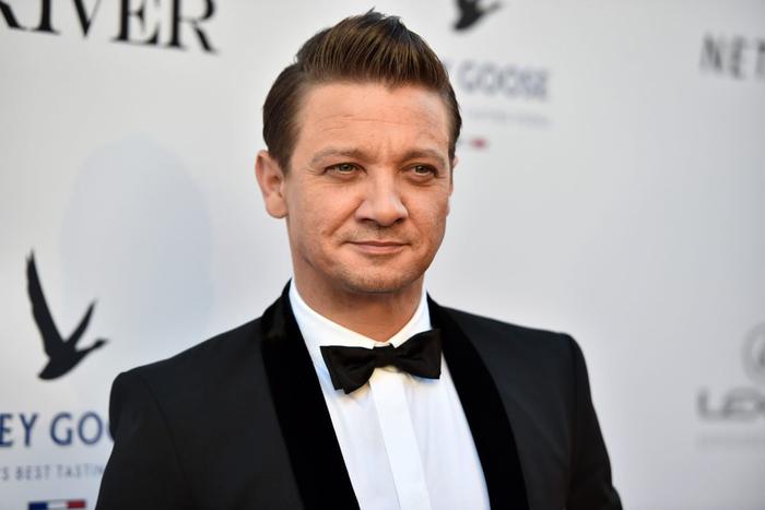 Актёр Джереми Реннер выпускает мини-альбом к годовщине трагедии со снегоуборочной машиной