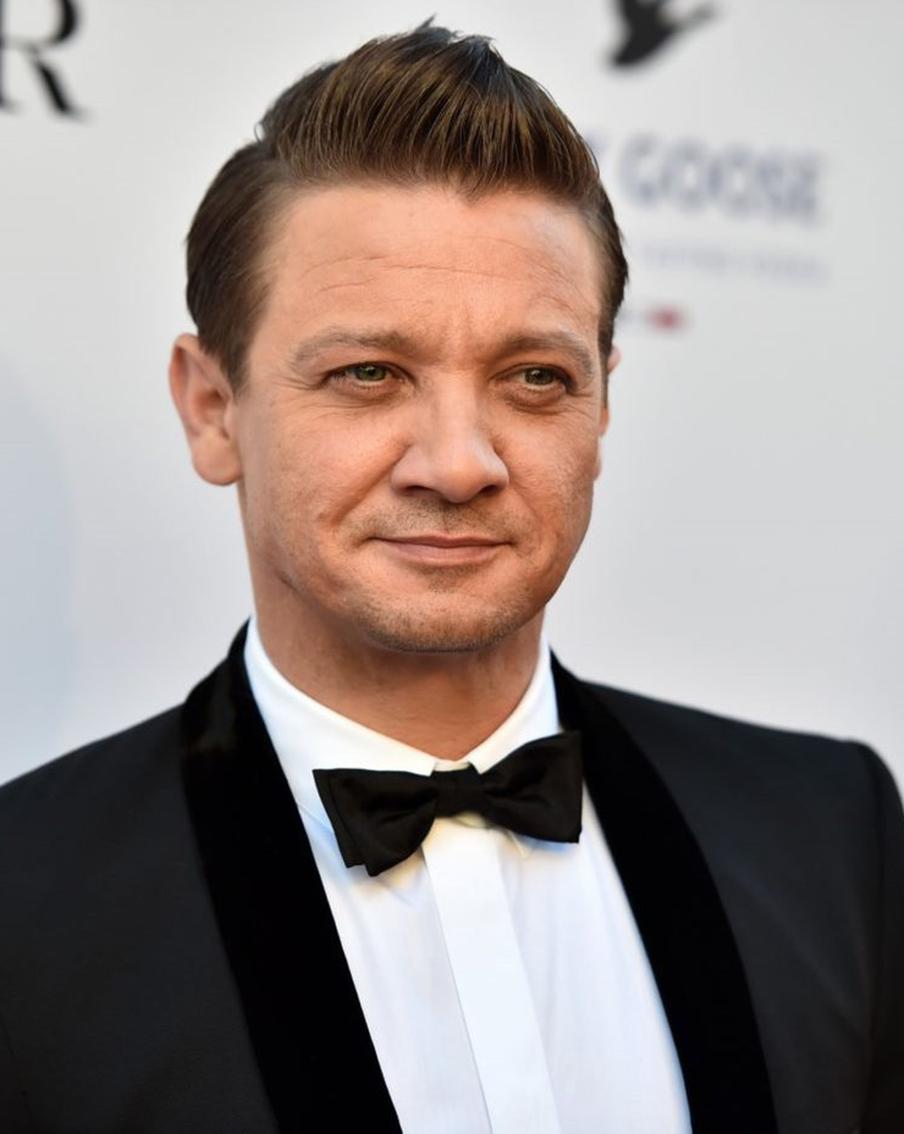 Актёр Джереми Реннер выпускает мини-альбом к годовщине трагедии со снегоуборочной машиной