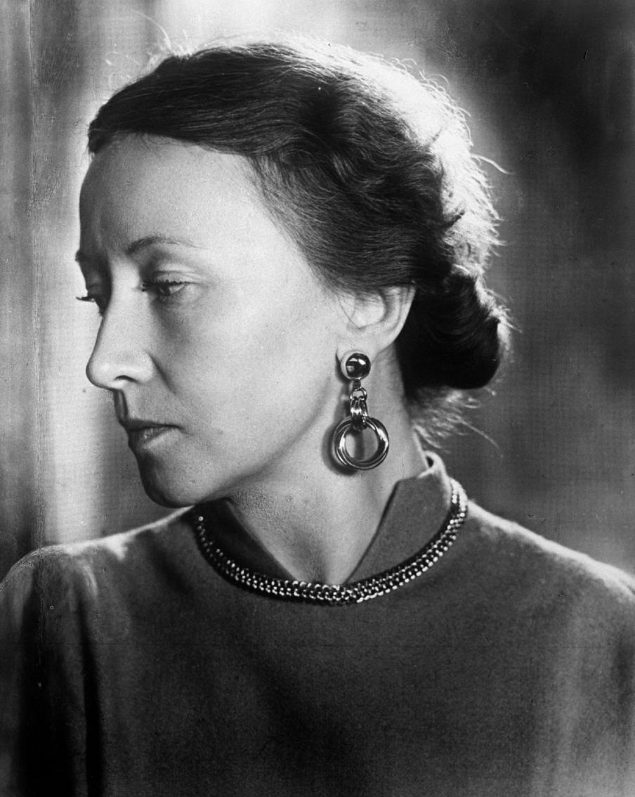 Галина Сергеевна Уланова, прима-балерина ГАБТ СССР, народная артистка СССР, дважды Герой Социалистического Труда, лауреат Ленинской премии и четырёх Сталинских премий. 1956 год.