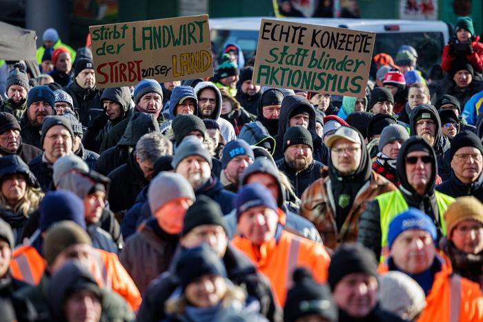 Медведев предрёк майдан в Берлине