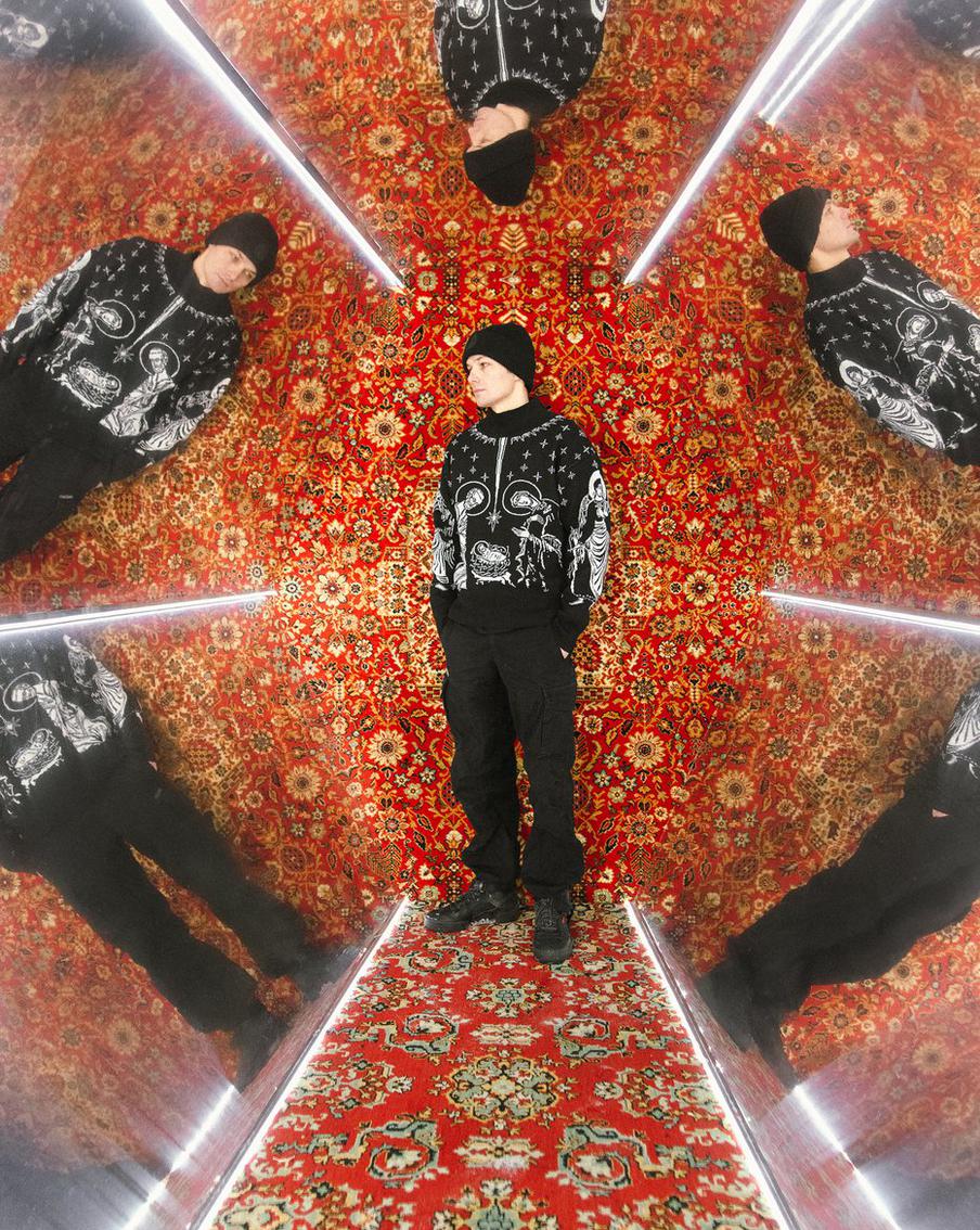 Антон смотрит на себя самого из параллельных миров.