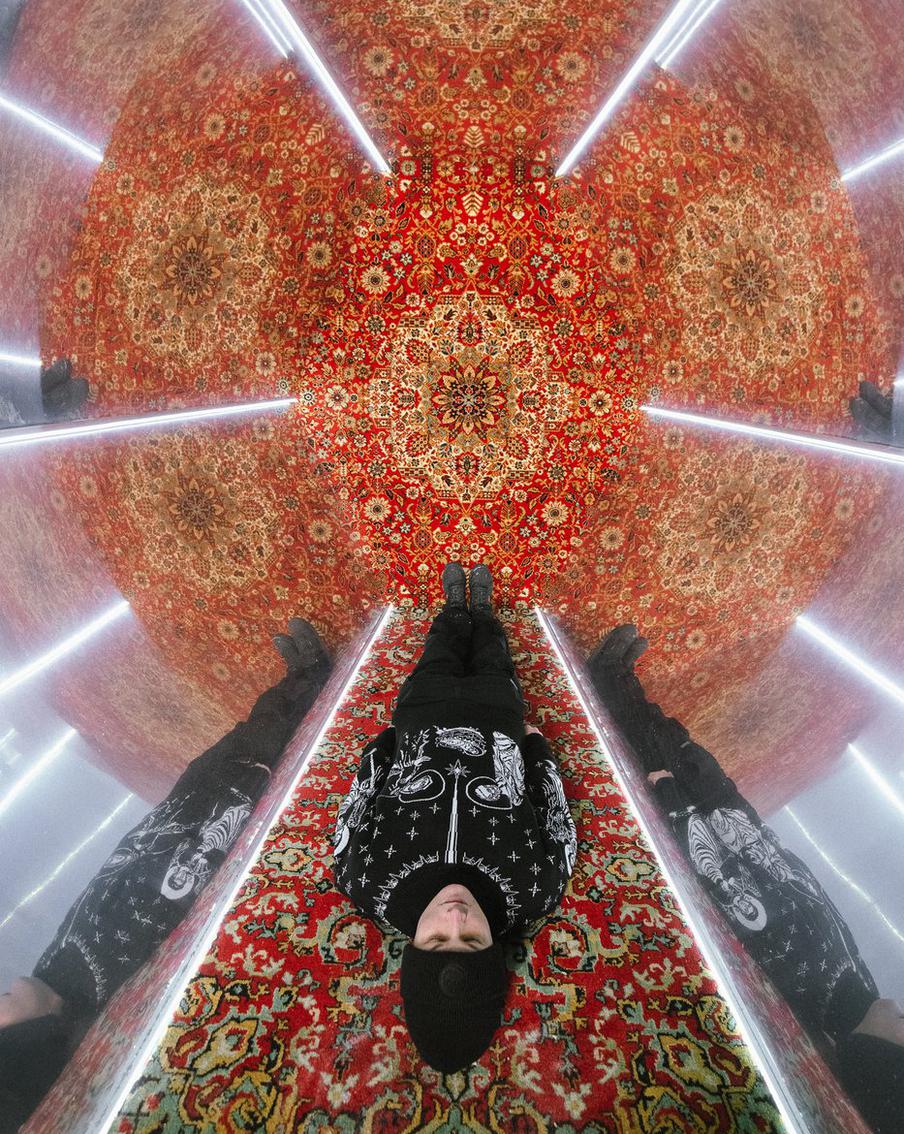 Антон вошёл в портал.