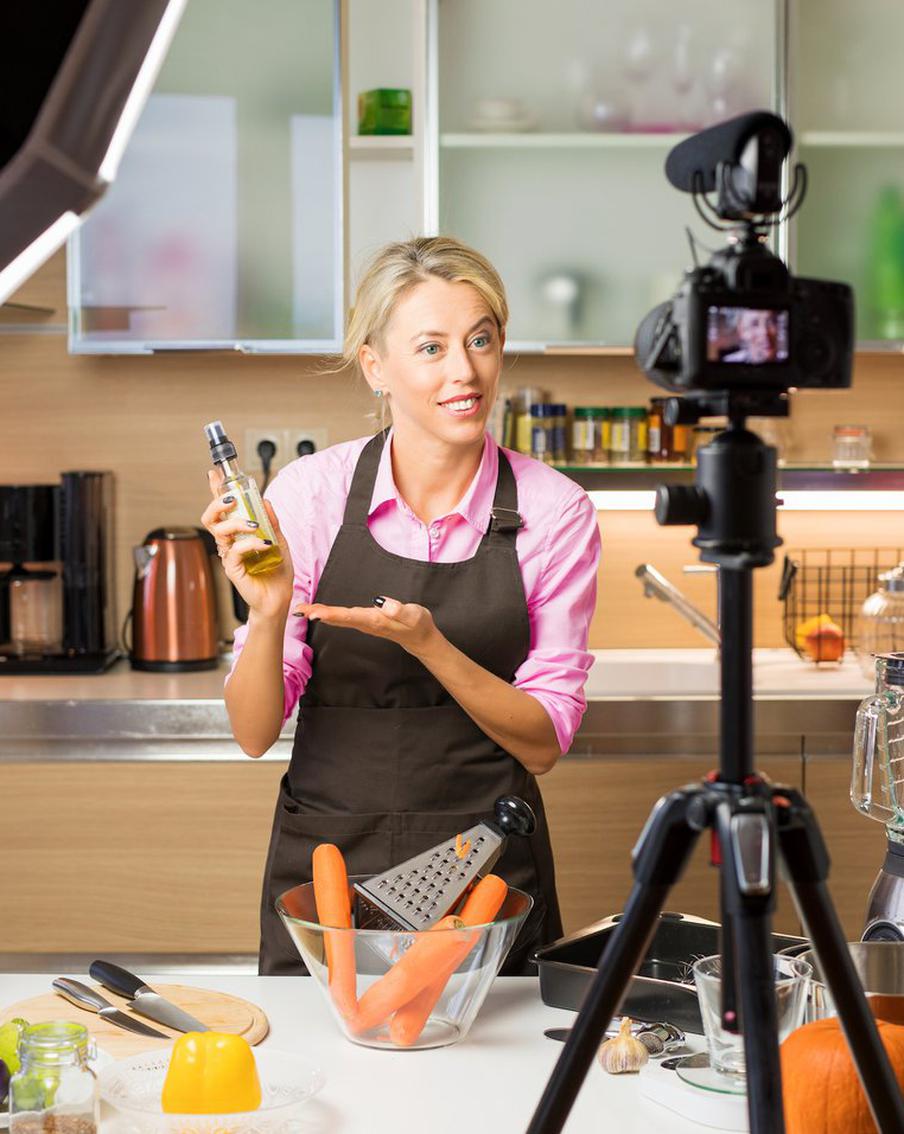 Блогеры после новогодних праздников повторяли еду из мультфильмов и готовили котлеты