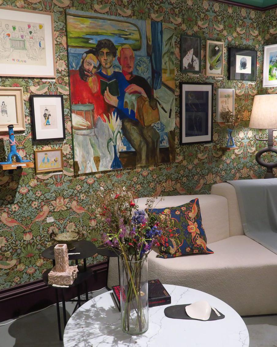 Репортёр Metro попала в квартиру француза, который любит еду, картины и объекты вытянутой формы