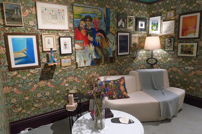 Репортёр Metro попала в квартиру француза, который любит еду, картины и объекты вытянутой формы