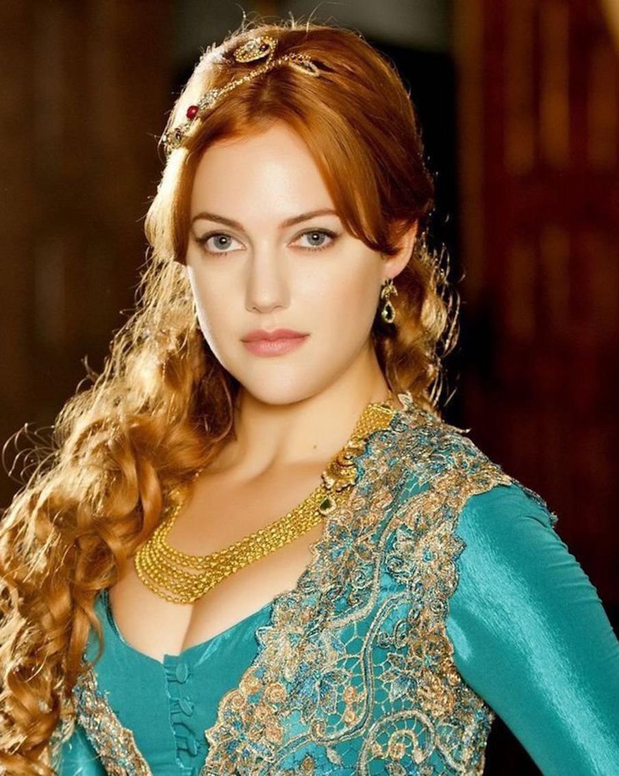 Роксолана из "Великолепного века" показала себя в образе Маши из российского мультсериала