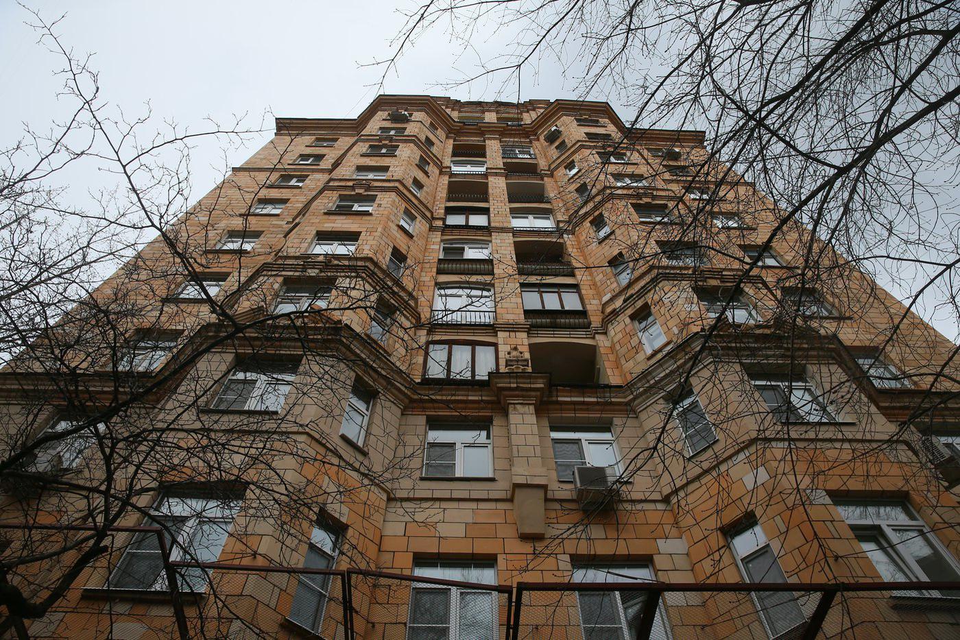 Вблизи здание действительно напоминает высотку.