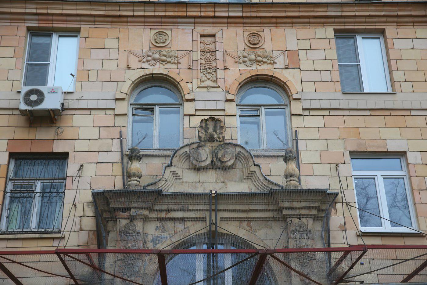 Немало лепнины и на центральном фасаде.