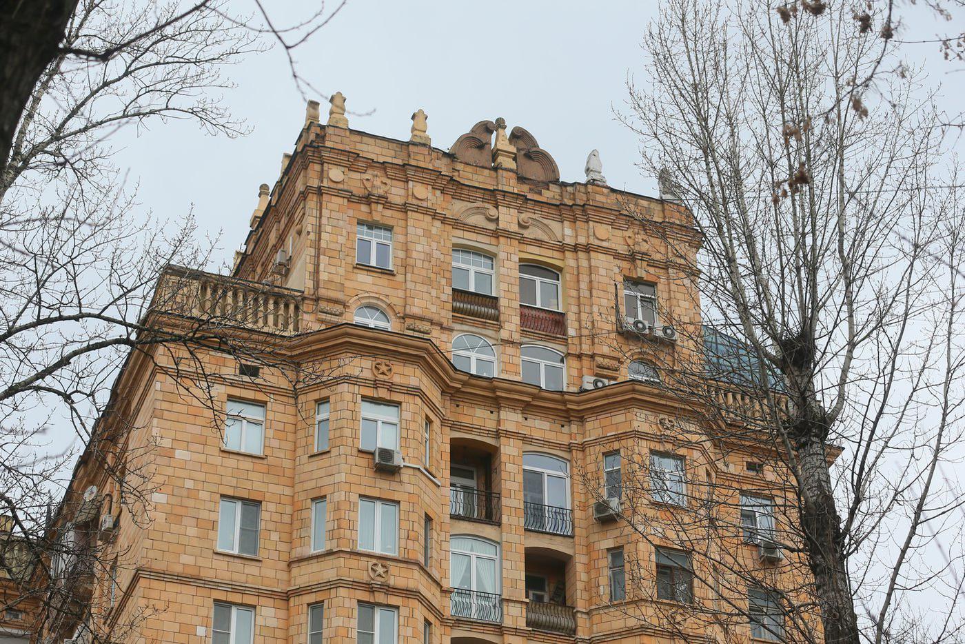 Декоративные башенки на крыше здания.