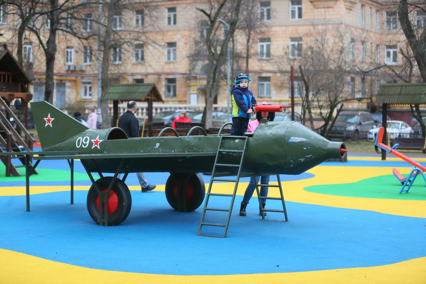 Детская площадка во дворе.