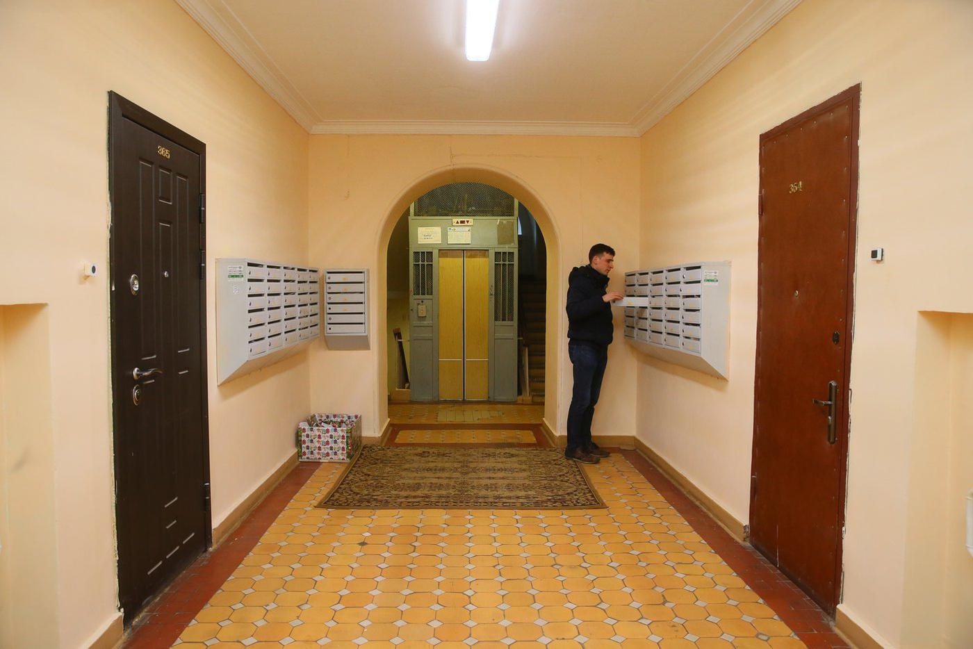 В холле подъезда.