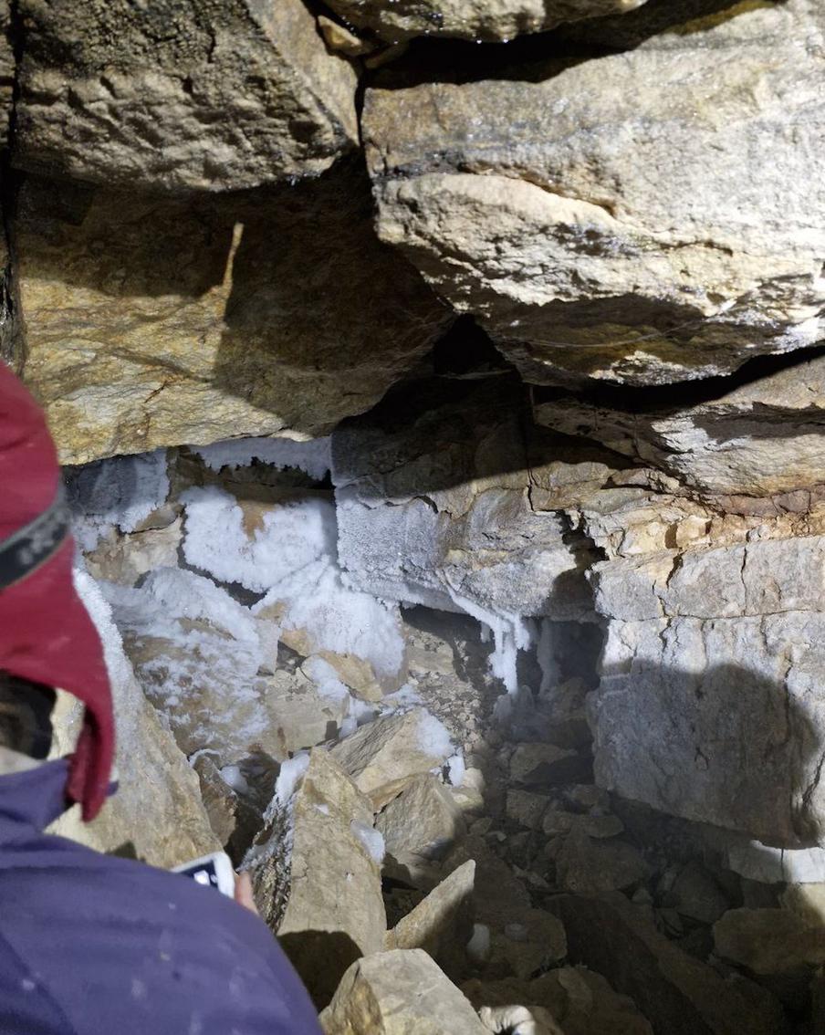 Через такие завалы приходилось пробираться Виктории и её друзьям