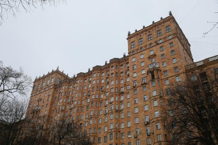 "Каганович мечтал въехать в нашу квартиру": кто жил в доме на Фрунзенской набережной, который едва не стал высоткой