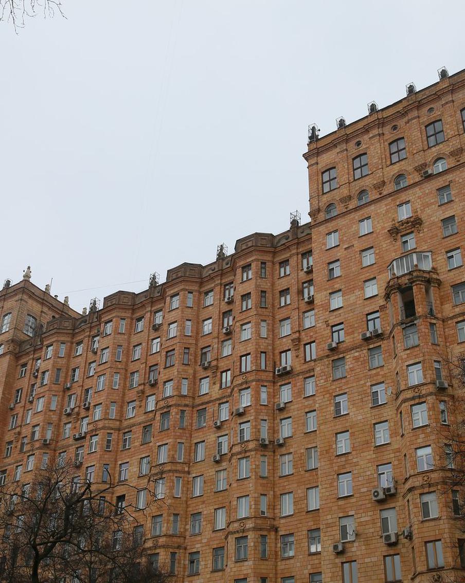 "Каганович мечтал въехать в нашу квартиру": кто жил в доме на Фрунзенской набережной, который едва не стал высоткой